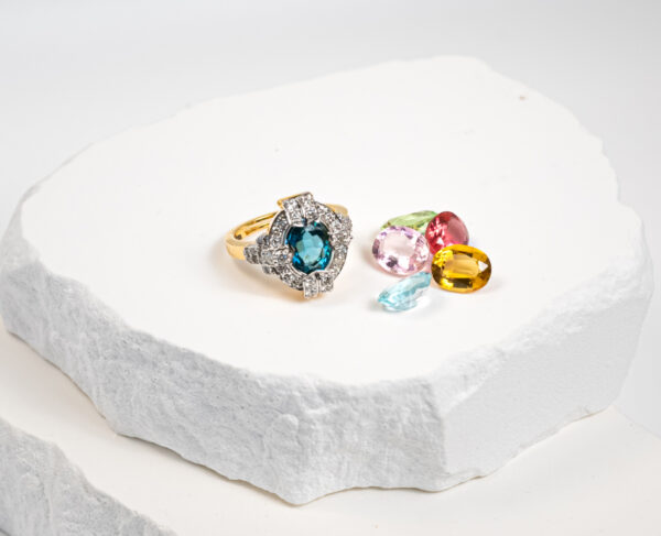 14K Gold Adjustable Ring With .81c Diamonds & Six Interchangable 2.46 carat Oval Cut Gemstones - Image 2
